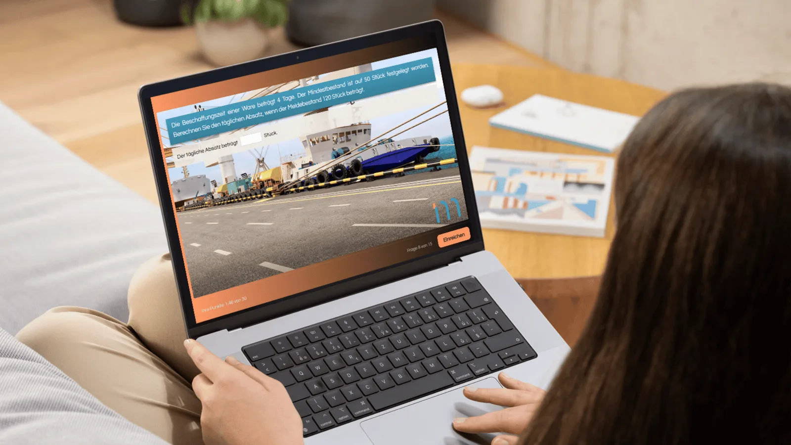 Laptop auf Schreibtisch zeigt Prüfungssimulator mit Frachtaufgabe, Eisenbahn-Transportbild und Frage zur Absatzberechnung