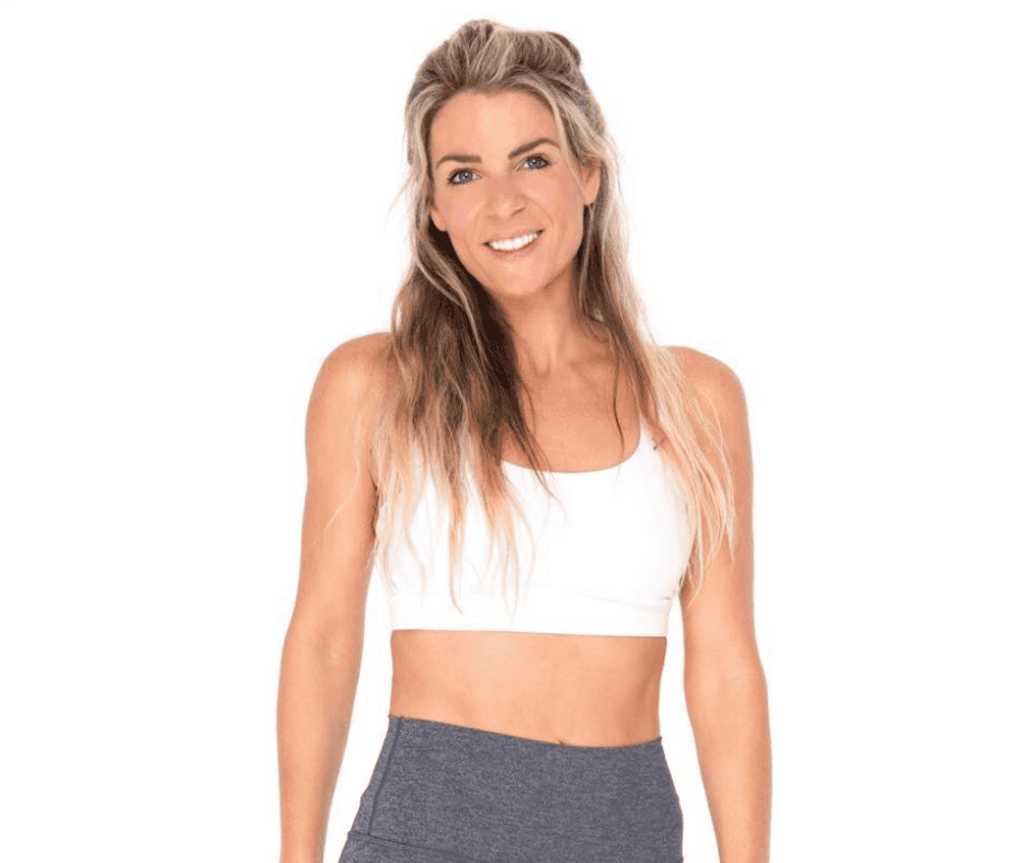Frau in weißem Sport-BH und grauer Sporthose auf weißem Hintergrund