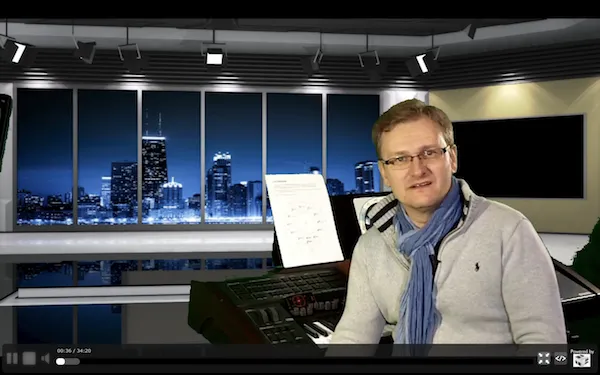 Keyboard X – Die Arranger Keyboard Ausbildung für Anfänger 6 Kursautor am Keyboard vor Skyline mit Musiknoten und Videokurs-Interface