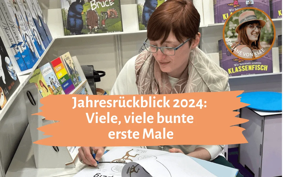 Jahresrückblick 2024: Frau mit Brille sitzt am Schreibtisch mit Büchern im Hintergrund
