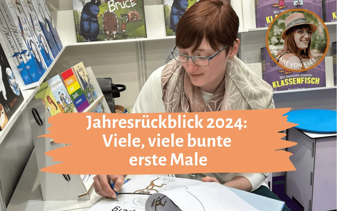 Jahresrückblick 2024: Frau mit Brille am Schreibtisch mit Büchern und Zeichnungen