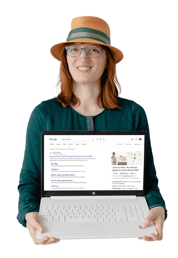 Frau mit rotem Haar und Brille hält Laptop mit Google-Suchergebnissen zur SEO-Schatzkarte