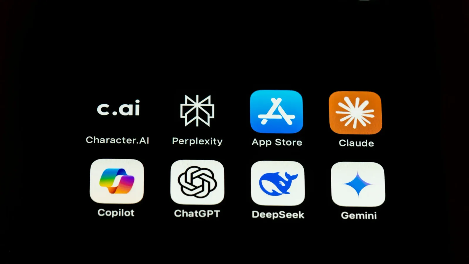 Übersicht von 8 bekannten KI-App-Logos: Character.AI, Perplexity, App Store, Claude, Copilot, ChatGPT, DeepSeek, Gemini