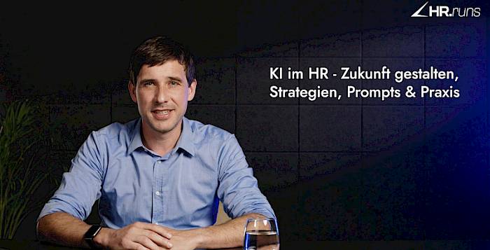 Hero-Banner KI im HR mit Mann in blauem Hemd am Schreibtisch, HR.runs Logo