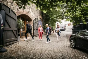 Teilnehmer betreten historisches Steingebäude Zehntscheune zum Workshop-Start mit offenen Türen