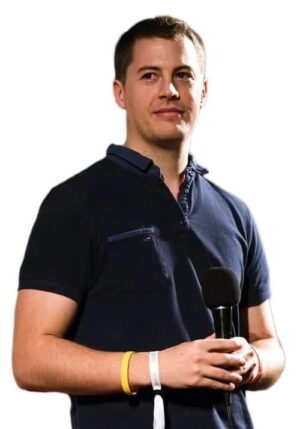 Jakob Hager im dunkelblauen Poloshirt mit Armbändern, Profilaufnahme