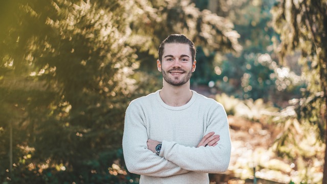 Kickstart Passives Einkommen – Buch zum Online-Business-Aufbau 8 Jascha Osterhaus Portrait mit verschränkten Armen in grauem Shirt