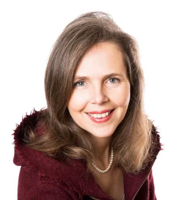 Kickstart Passives Einkommen – Buch zum Online-Business-Aufbau 11 Anne Lohmann Porträt mit braunem Haar in weinroter Bluse mit Perlenkette