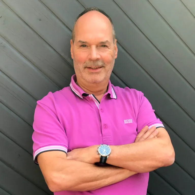 Kickstart Passives Einkommen – Buch zum Online-Business-Aufbau 12 Udo Gast Porträt in pinkfarbenem Boss-Poloshirt mit Uhr