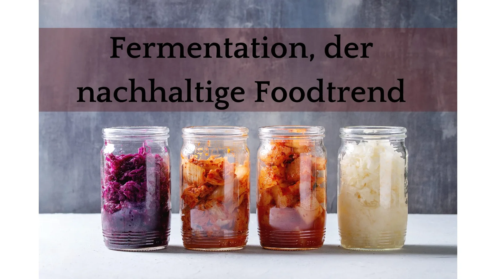 Kimchi leicht gemacht – dein DIY-Fermentations-E-Book 5 Vier Gläser mit verschiedenen fermentierten Gemüsesorten, Text: Fermentation, der nachhaltige Food-Trend