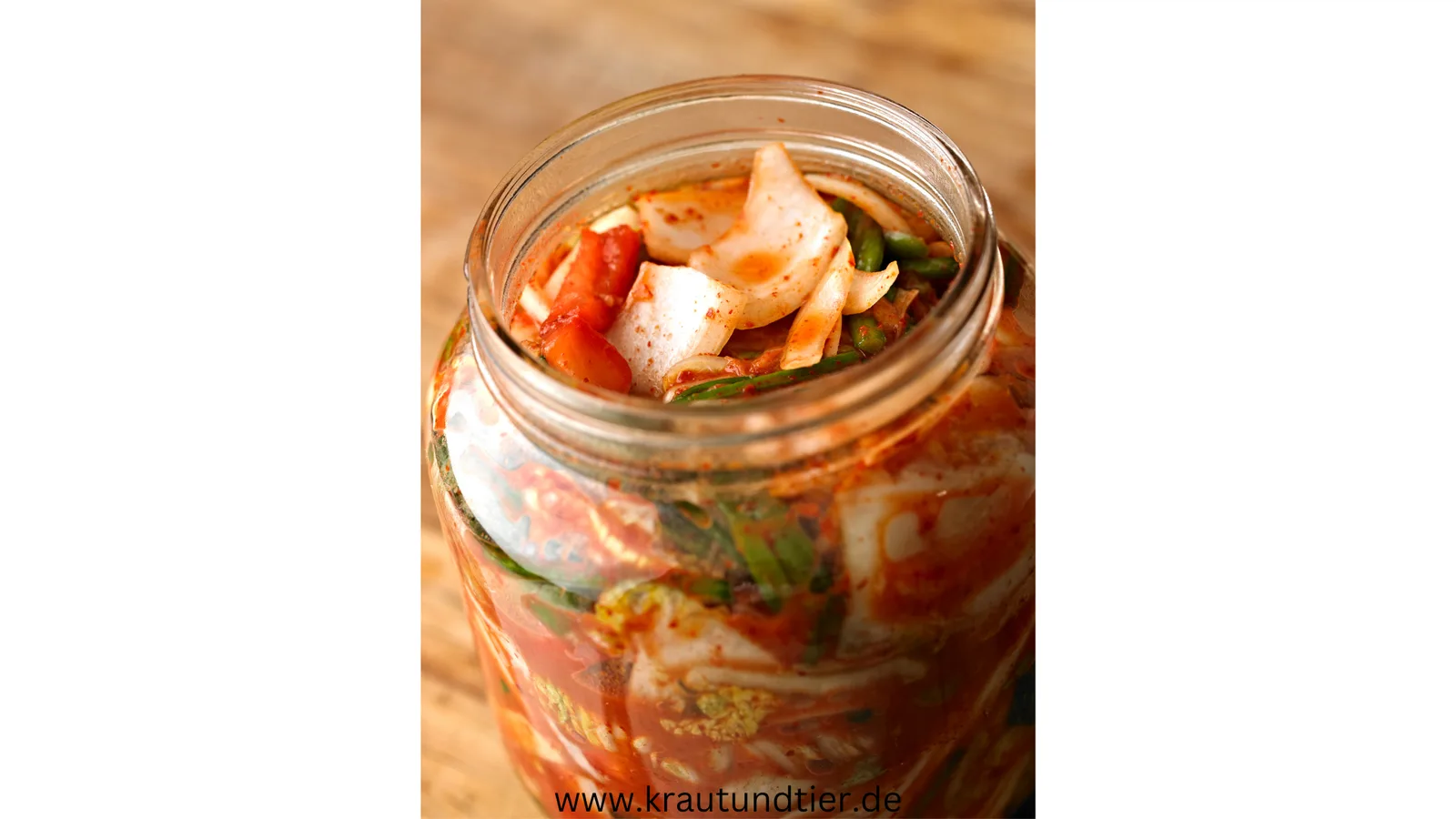 Kimchi leicht gemacht – dein DIY-Fermentations-E-Book 2 Vier Gläser mit verschiedenen fermentierten Gemüsesorten auf weißer Oberfläche mit grauem Hintergrund