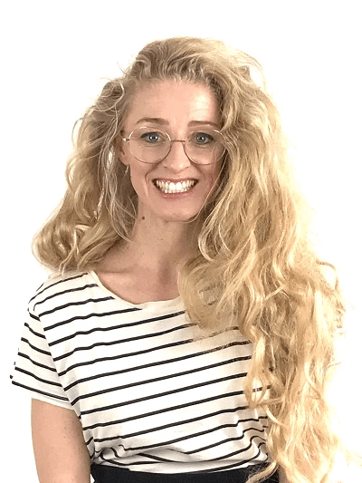 Julia Neuen, Gründerin von storchgeflüster, blonde lockige Haare, gestreiftes Shirt