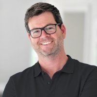 KINews24 Academy – KI-Coaching für Teams von Oliver Welling 3 Porträt Markus Mühlich, Mann mit Brille und schwarzem Poloshirt