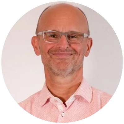 Porträt von Reinhard Hannen mit Brille im rosa Hemd