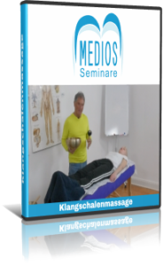 DVD-Cover Klangschalenmassage online lernen – Lehrvideo mit Medios Seminare Logo und Mann in gelbem Shirt bei Massage