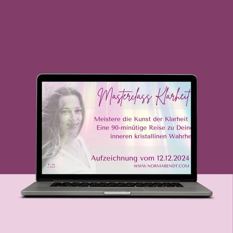 Mockup: Laptop mit Masterclass-Klarheit-Startseite auf Bildschirm