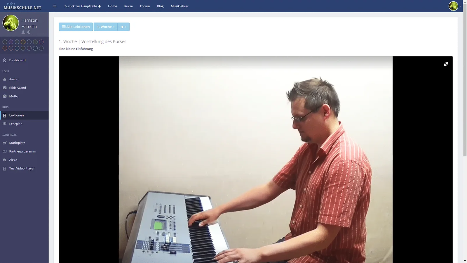 Mann in rosa Hemd und Brille spielt Keyboard am Computerarbeitsplatz, Website Dashboard im Hintergrund