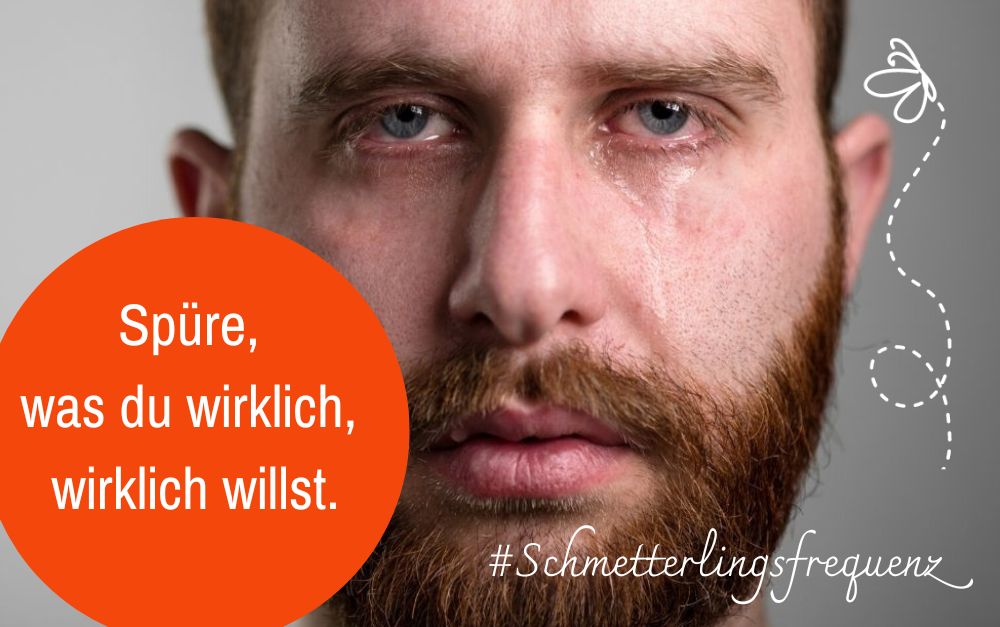 Nahaufnahme männliches Gesicht, ernster Blick, oranger Kreis mit Text über wahre Wünsche, Schmetterlingsfrequenz
