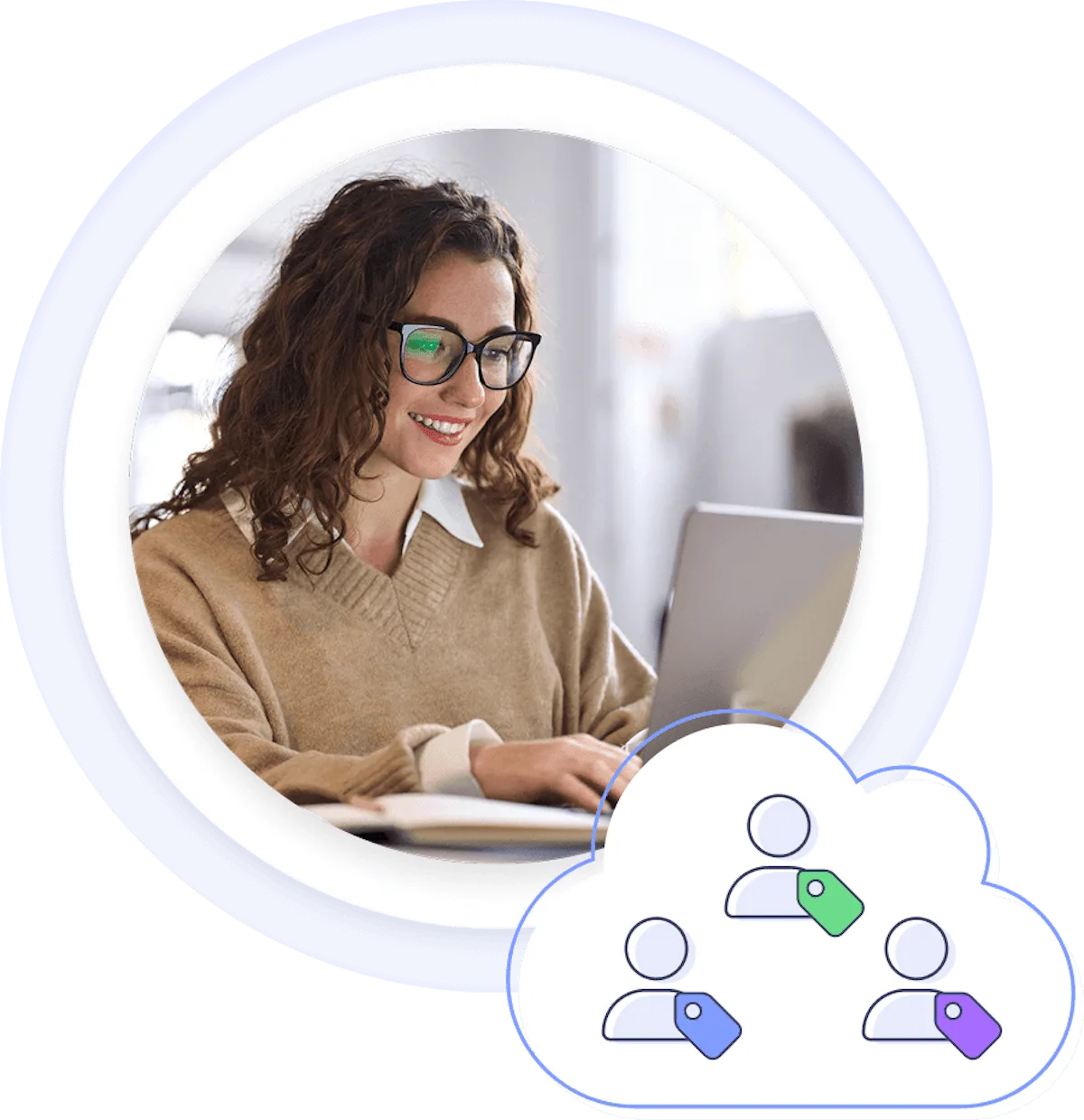Frau mit Brille am Laptop, darunter Cloud-Icon mit gekennzeichneten Kontakten und Tags