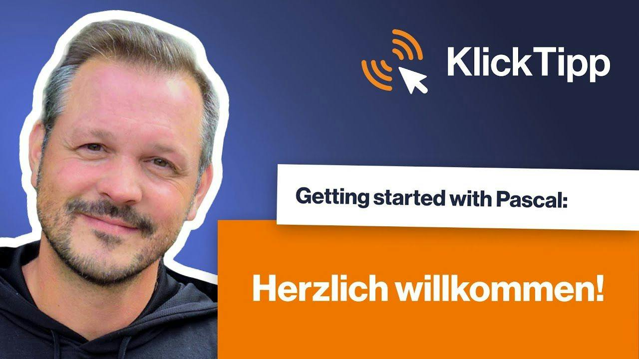 Mann präsentiert auf Bühne vor Publikum, KlickTipp Logo oben rechts, Text 'Getting started with Pascal: Herzlich willkommen!'