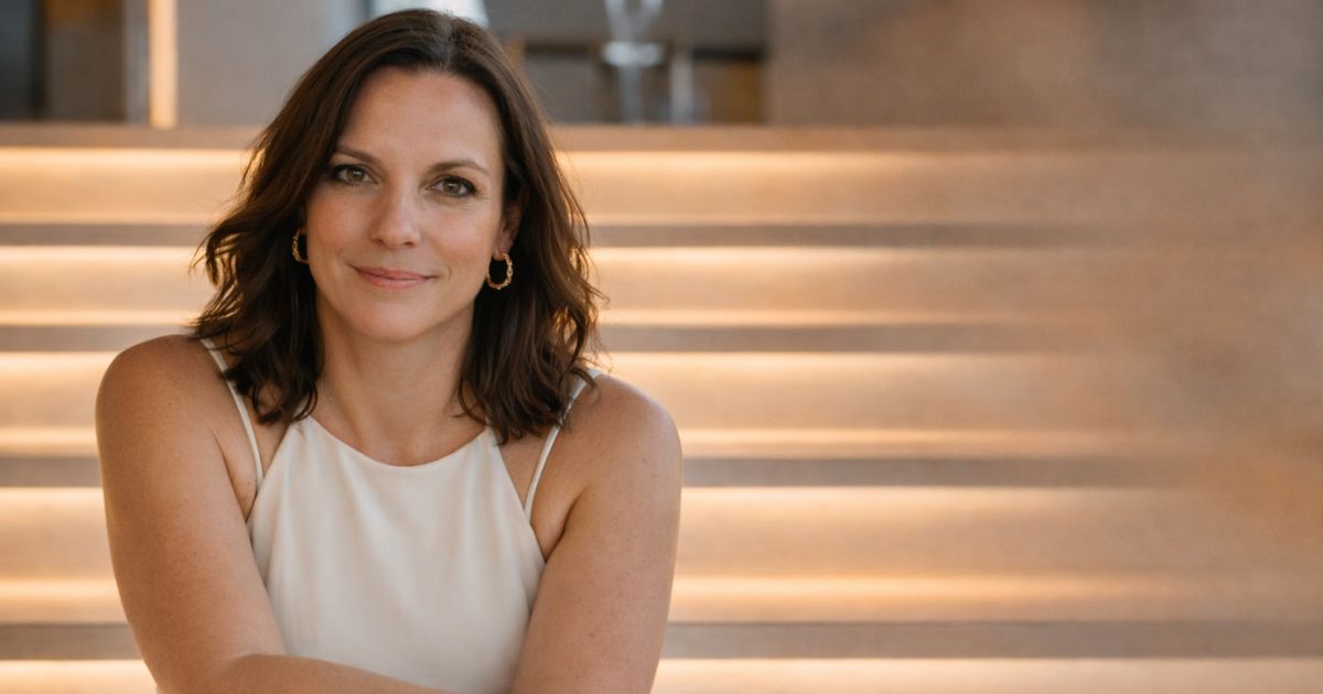 Erfolgscoaching-Portrait Christine Hofmann auf beleuchteten Treppenstufen, natürliche Ausstrahlung, entspannte Pose