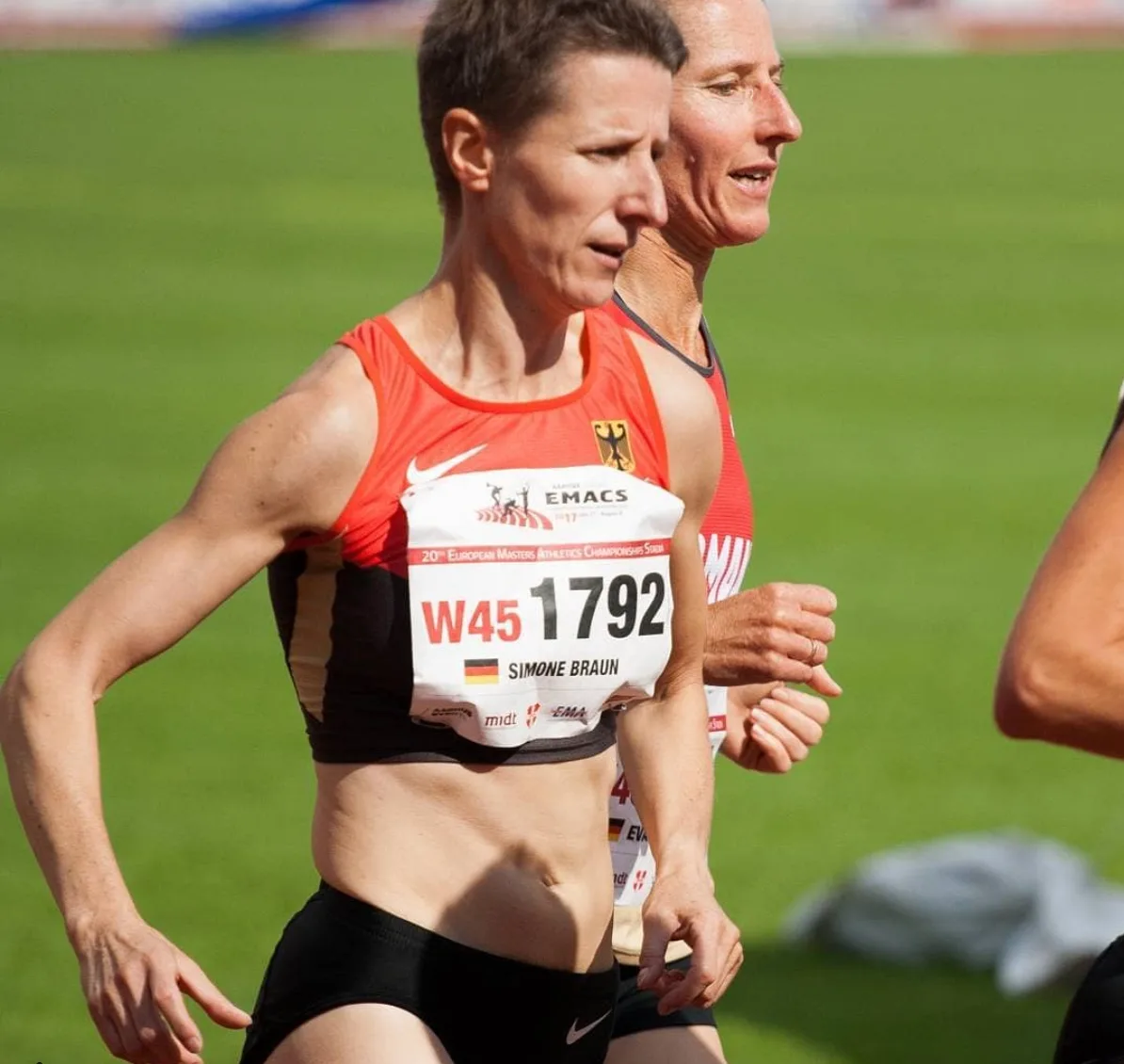 Läuferin Simone Braun beim Wettkampf in rotem Deutschlandtrikot mit Startnummer