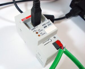 ABB i-bus USB/S 1.1 KNX Schnittstelle mit Anschlüssen und Kabel