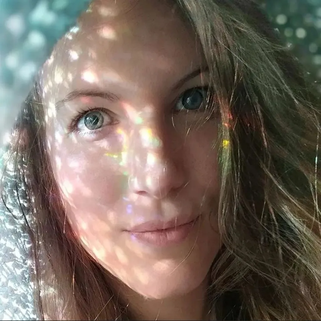 Lia Lohmann Frau mit grünen Augen und dunklem Haar mit holographischem Lichteffekt