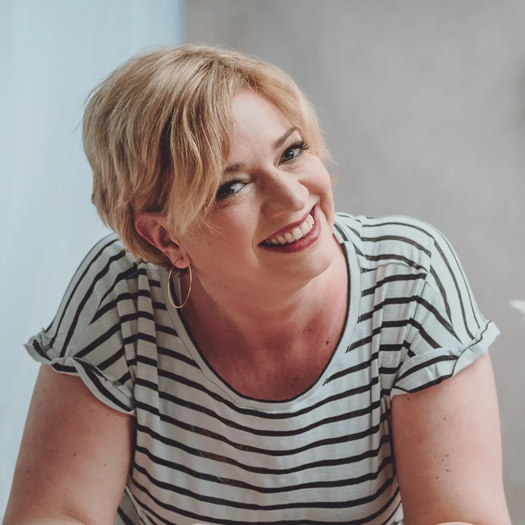 Ellen Lutum, Frau mit hellbraunen Haaren und Streifenshirt, lächelnd