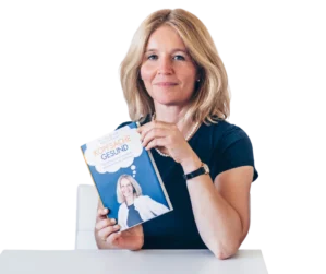 Dr. Katharina Schmid hält das Buch Kopfsache gesund in den Händen