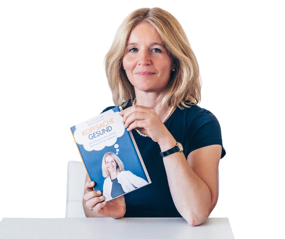 Dr. Katharina Schmid hält das Buch Kopfsache gesund in den Händen