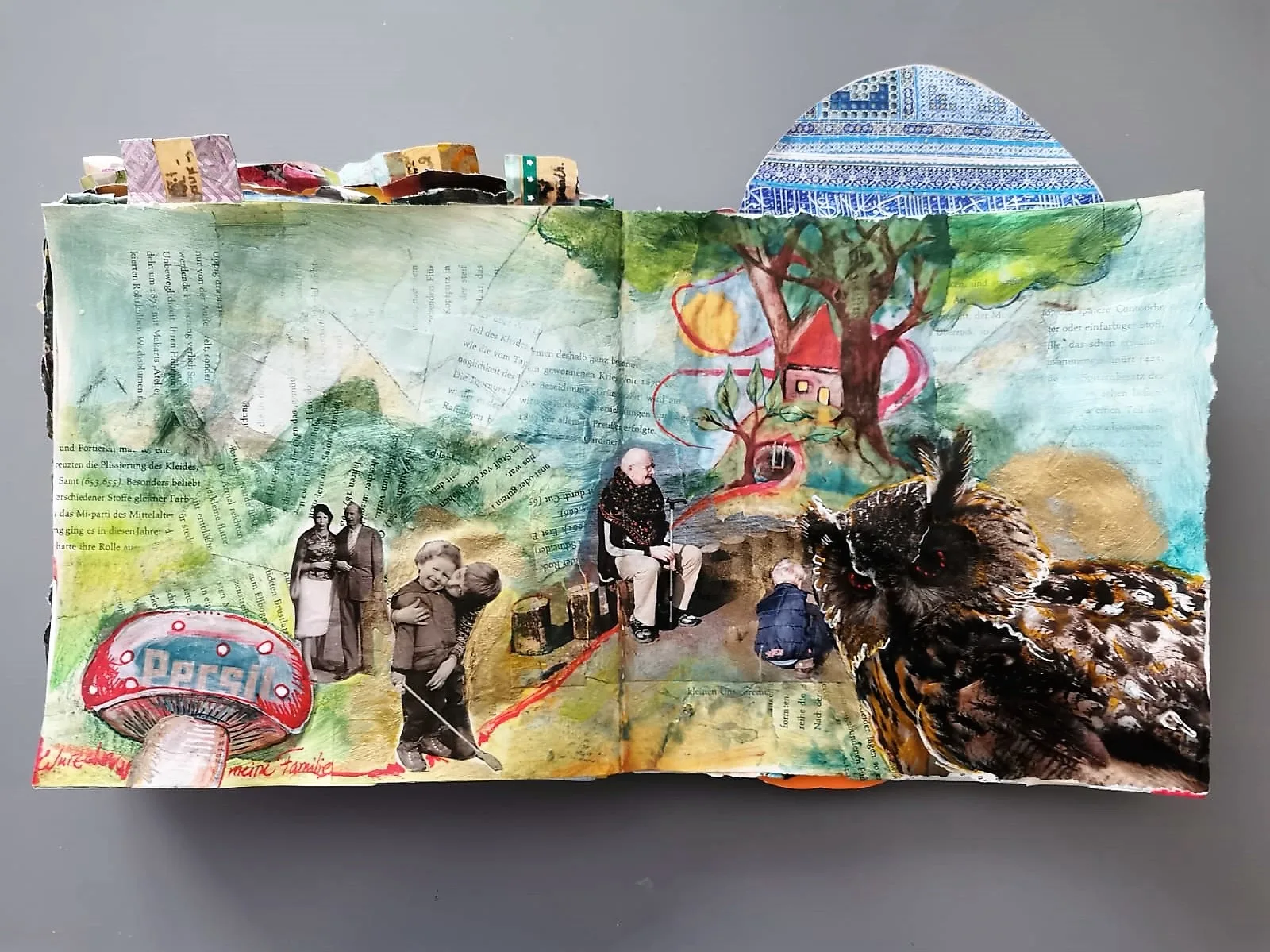 Offenes Mixed-Media Kunstbuch mit Collage, Vintage-Fotos, Aquarell und handgezeichneten Elementen