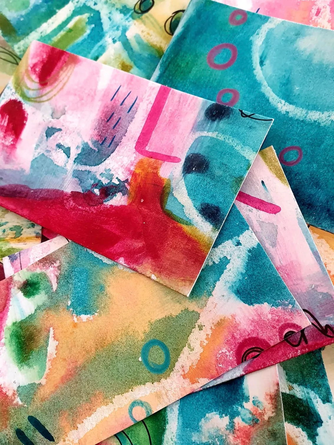 Farbige Mixed-Media-Kunstkarten mit Blüten, Kreisen und Wachstechniken