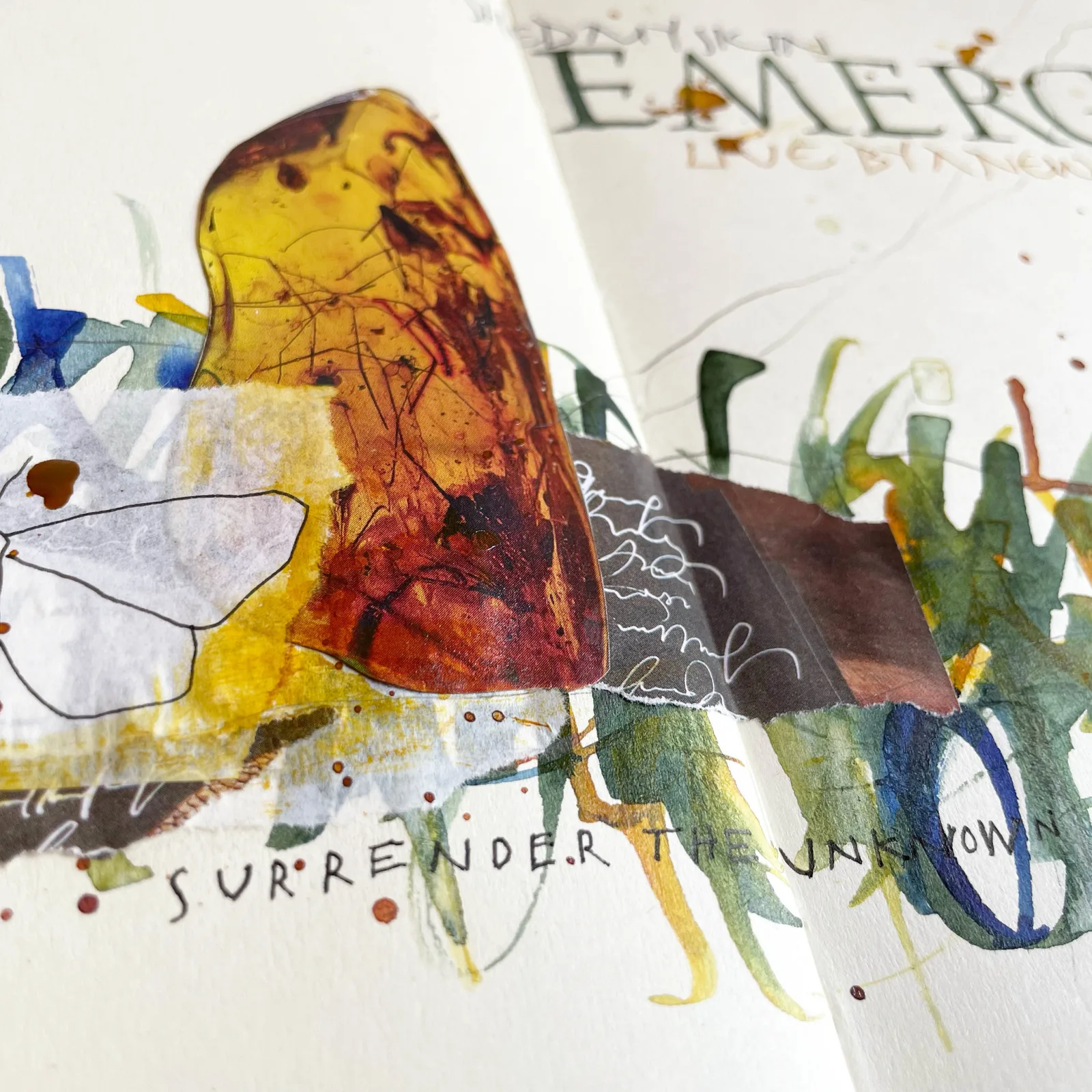 Kunstwerk mit gemischter Technik: Schmetterling in Gelb-Orange und Schrift auf Papier