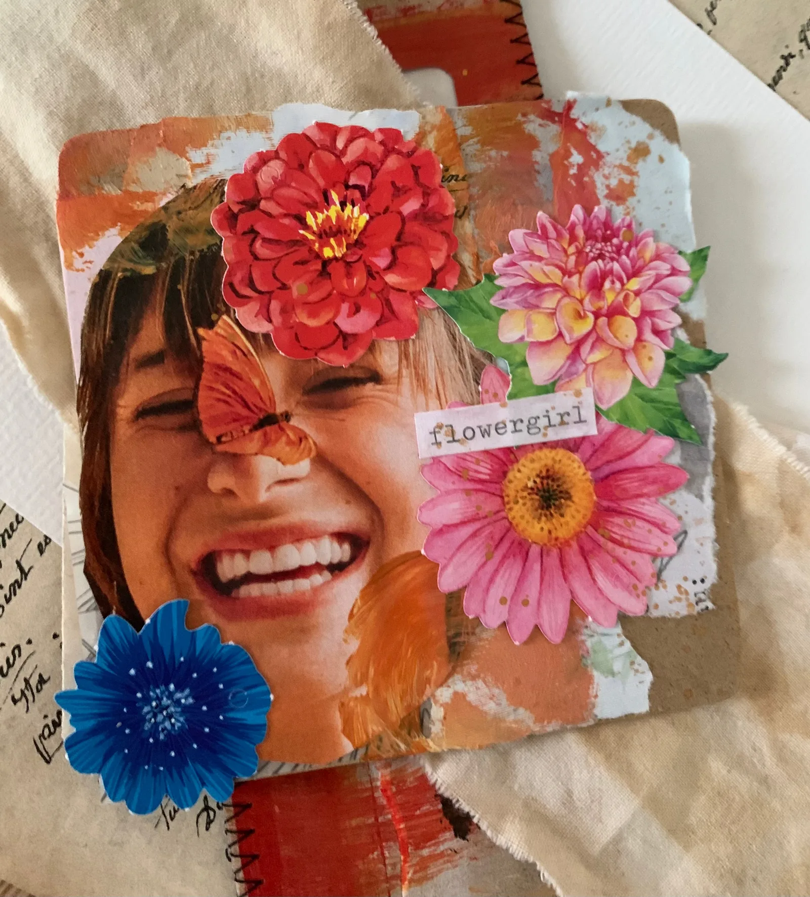 Mixed-Media-Kunstwerk mit fotografiertem Frauengesicht und aufgeklebten bunten Blüten