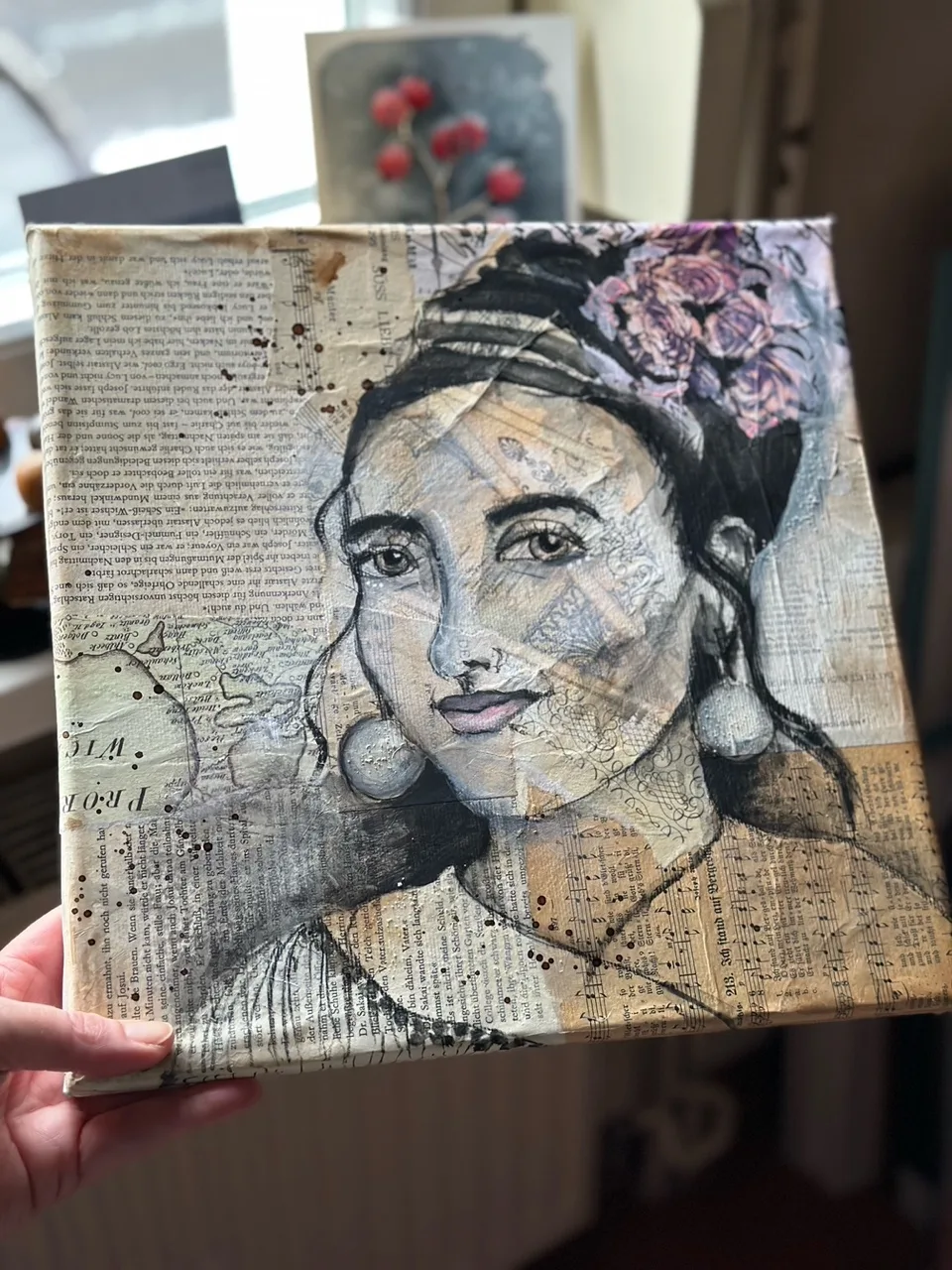 Mixed-Media-Kunstwerk mit gezeichneter Frau auf Zeitungspapier mit rosa Blüten und Strukturen