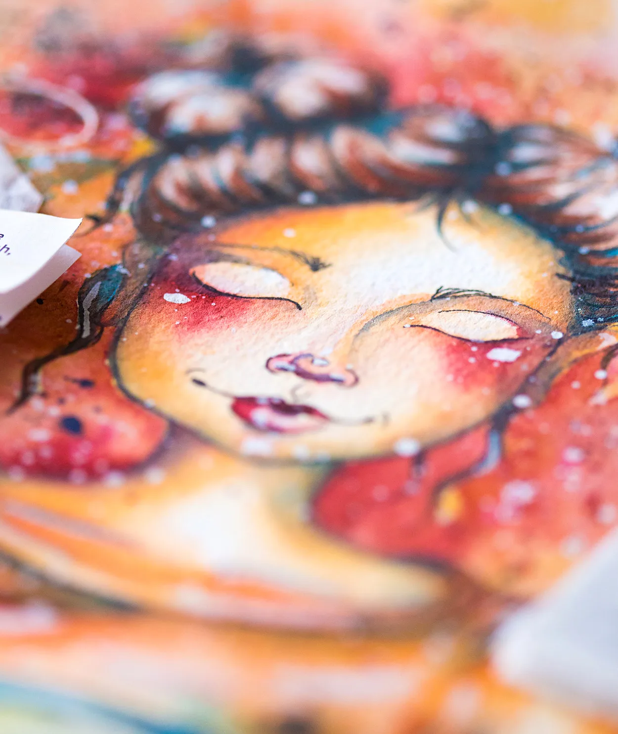 Detailaufnahme von Mixed-Media-Kunstwerk mit gemaltem Gesicht, roten Blüten und Strukturen