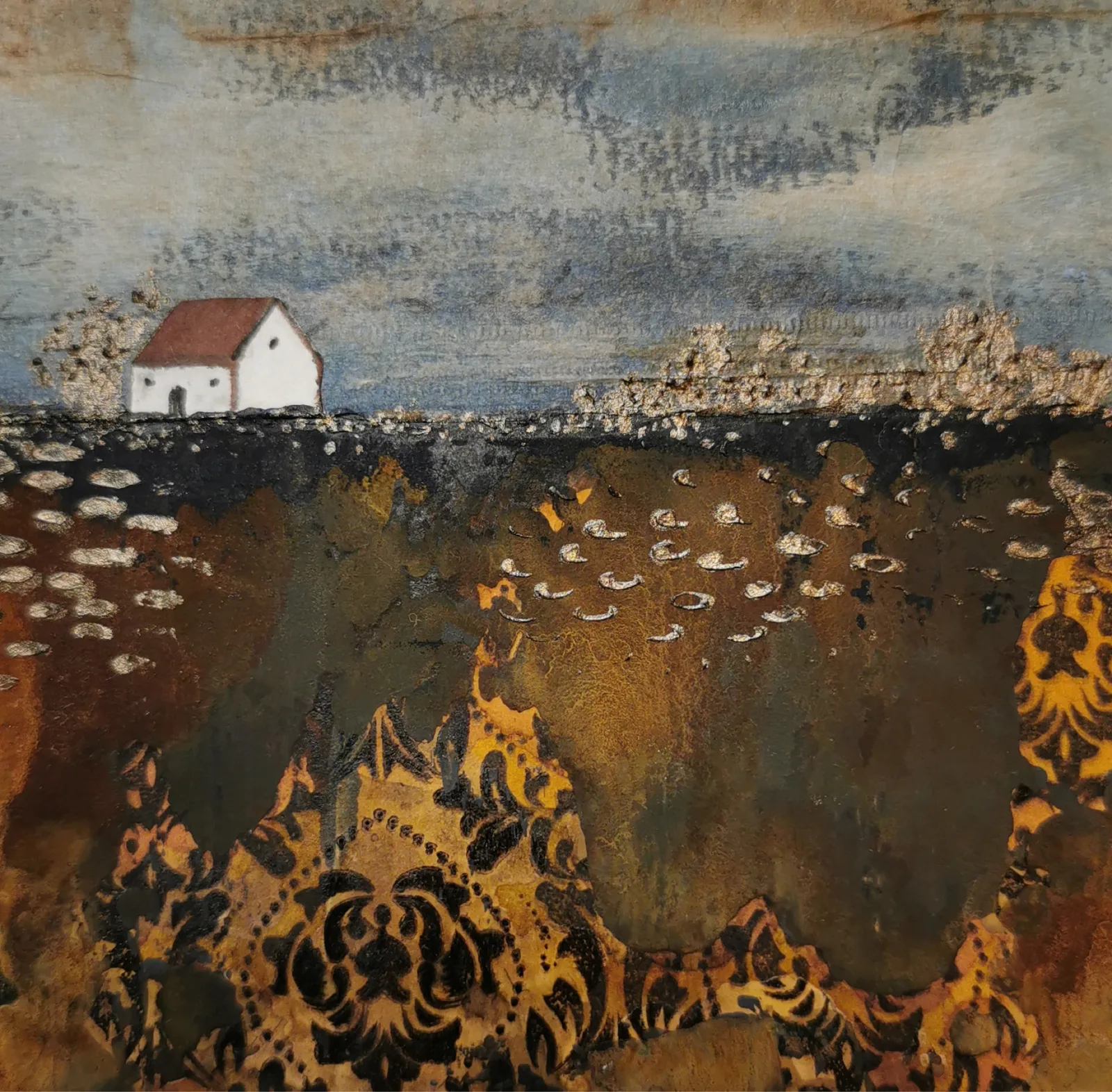 Mixed-Media-Kunstwerk mit weißem Haus auf Horizont über erdiger Landschaft mit goldenen Ornamenten
