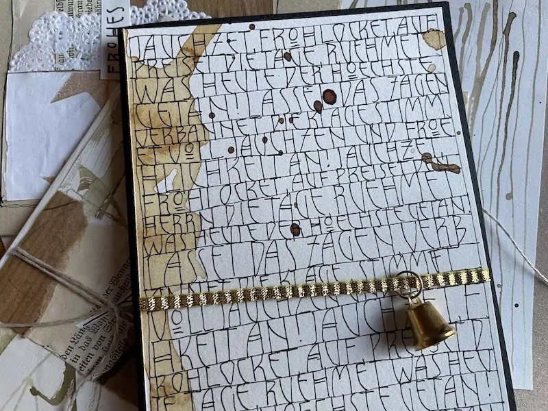 Kunstwerk mit dicht beschriebenen Buchstaben in Jugendstilschrift auf gemustertem Hintergrund