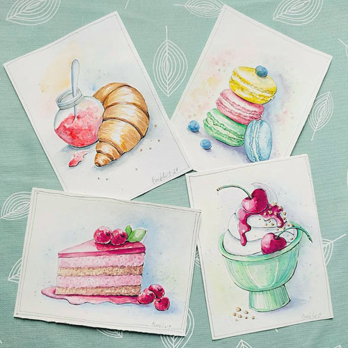 Vier Aquarellzeichnungen: Croissant mit Erdbeermarmelade, Macarons-Turm, Himbeertorte, Eisbombe mit Minzblatt
