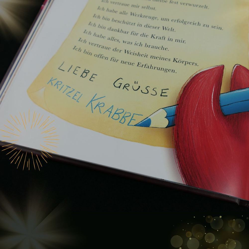 Nahaufnahme einer Seite des Kritzel Krabbe Buches mit handschriftlichem Text und Krabbe-Illustration