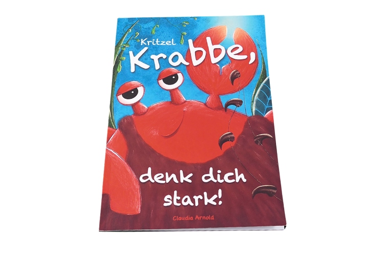 Kinderbuch-Cover "Kritzel Krabbe, denk dich stark!" mit roter Krabbe und grünen Wasserpflanzen auf blauem Grund