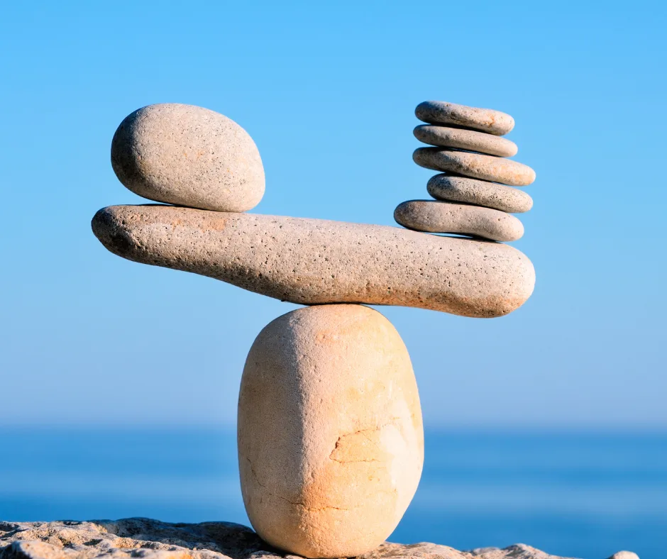Balancierte Steine am Meer, Gleichgewicht und Stabilität symbolisiert