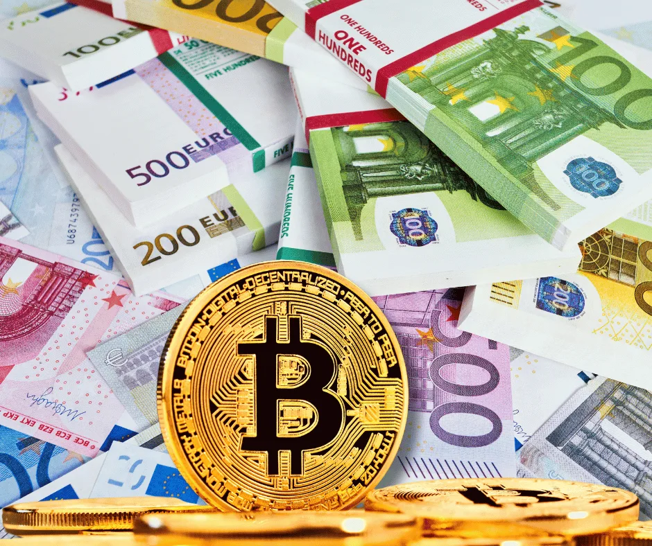 Bitcoin-Münze auf Geldscheinen, Euro-Banknoten und Münzstapel, Krypto Cashout Konzept