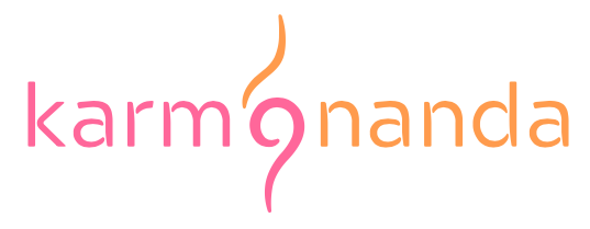 Karmananda Logo mit pink-orangem Design und stilisiertem Fragezeichen