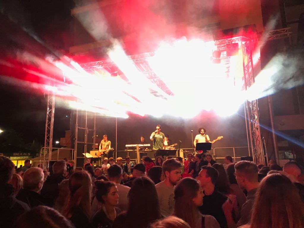Gitarrenkurs-Teilnehmer mit Akustikgitarre beim Üben