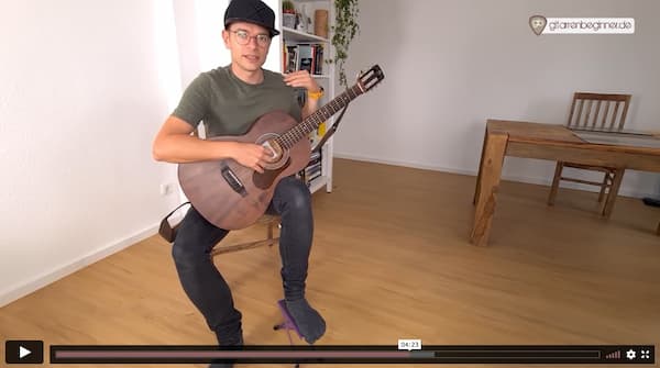 Junger Mann spielt Gitarre in Wohnzimmer Video-Screenshot