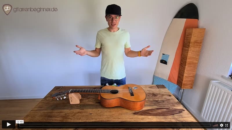 Gitarrist erklärt Gitarre und Zubehör im Studio Video-Screenshot