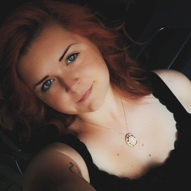 Bettina Holzschneller Porträt Headshot Frau