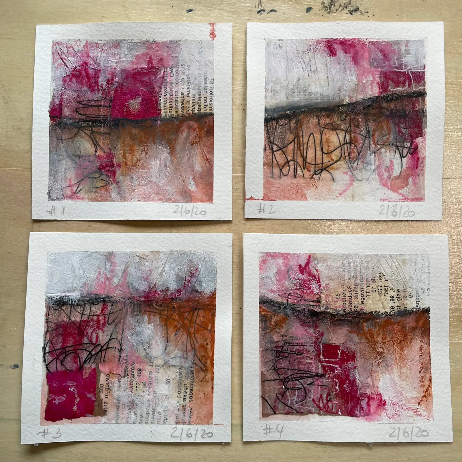 Vier nummerierte Mixed Media Kunstwerke mit Aquarell, Kohlezeichnungen und Mischtechniken in Rot- und Erdtönen
